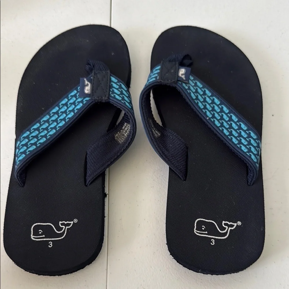 *CHILDREN’S VINEYARD VINES WHALE PATTERN FLIP FLOPS (sz 3)